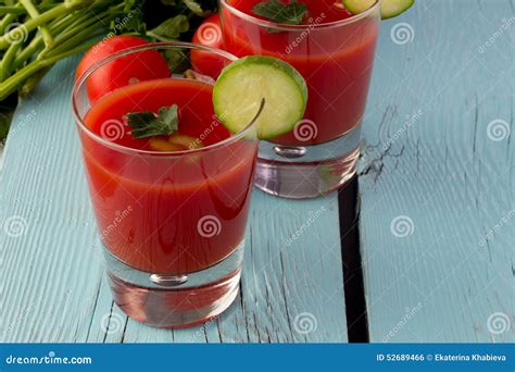 Gazpacho Do Tomate Nos Vidros Sobre A Tabela De Madeira Azul Foto De