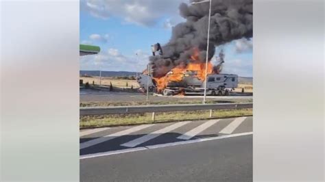 Un TIR Plin Cu Rulote A Luat Foc Oe Autostrada A1 A Fost Activat