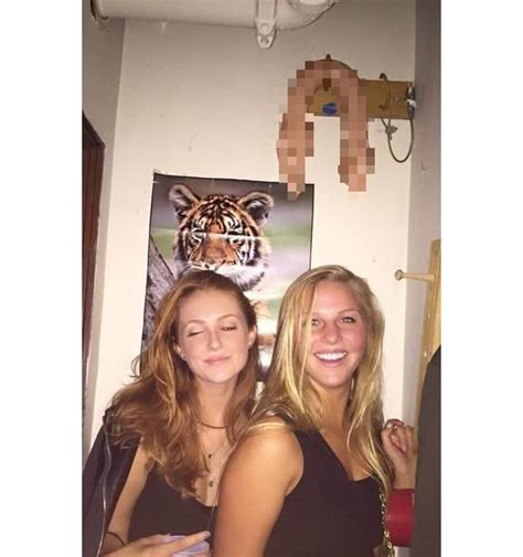 Những tấm ảnh lộ hàng tai hại từ anh chàng đăng nhầm ảnh nude khi bán lò vi sóng tới bức hình