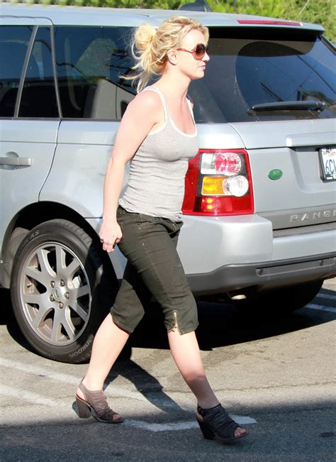 Busty Britney Spears Showing Pokies In Tank Top Outside Starbucks In Calabasas Porn Pictures