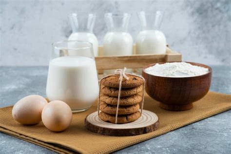 Trois Verres De Lait Avec De La Farine Et Des Ufs Sur Une Table Grise