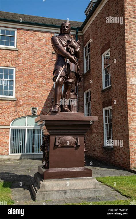 Grado Ii Se Encuentra Una Estatua De Oliver Cromwell En Un Pedestal En