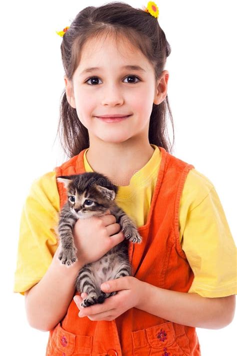 Petite Fille Avec Le Minou Dans Des Mains Photo Stock Image Du Amour