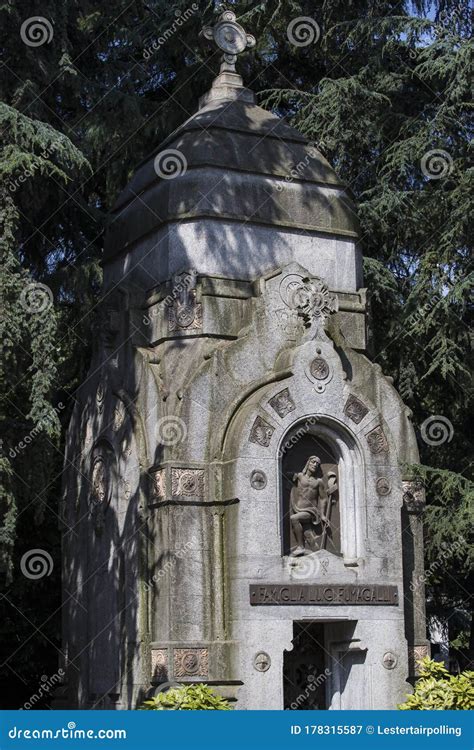 Estatuas De Duelo En Las Tumbas Del Monumental Cementerio De Mil N