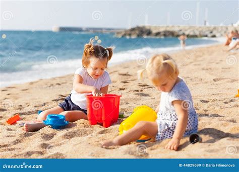 Filles Jouant Sur La Plage Image Stock Image Du Heureux 44829699