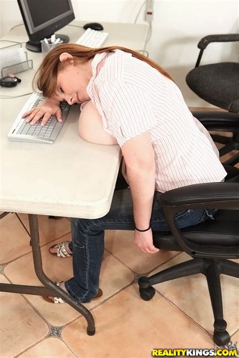 Check Out This Hot Big Ass Boobs Babe Nailed Hard In Her Office In These Hot Des Porn Pictures