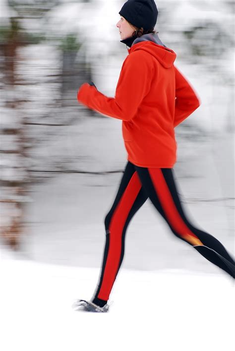 How to Dress for Winter Running - Swiggies Wrist Water Bottles