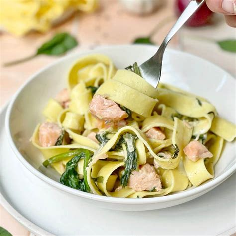 Bandnudeln Mit Lachs Und Spinat Einfaches Rezept