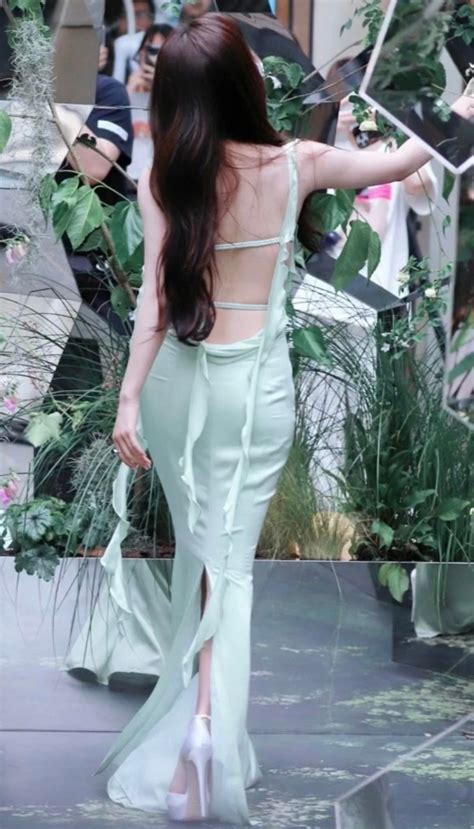 Chiếc váy Triệu Lộ Tư diện có gì hot mà gây sốt cộng đồng mạng khiến nhiều chị em lùng mua bằng