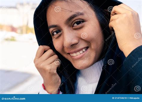 Retrato De Primer Plano Extremo De Una Joven Latina Sonriendo Foto De Archivo Imagen De Hembra