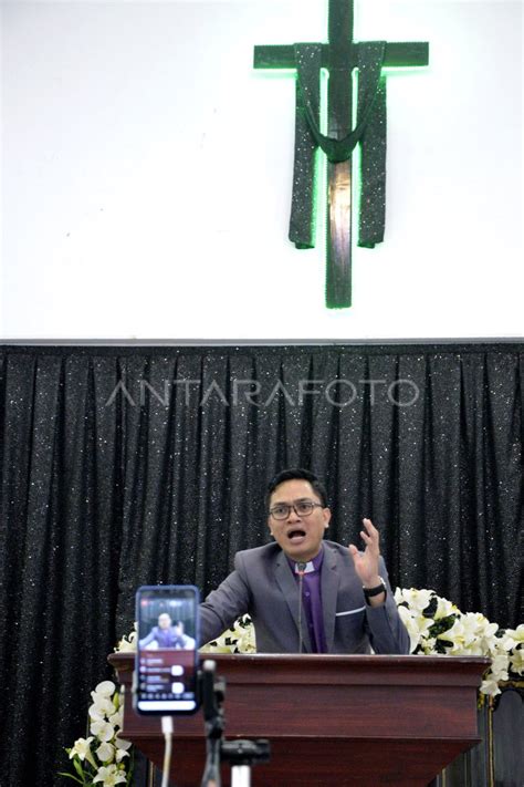 Ibadah Minggu Di Gereja Dengan Live Streaming Antara Foto