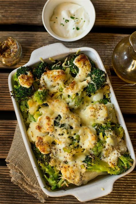 Gratin De Chou Fleur De Brocoli Et De Fromage Photo Stock Image Du