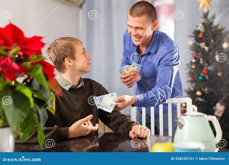 Padre Dando A Su Hijo Dinero De Bolsillo Antes Del A O Nuevo Imagen De