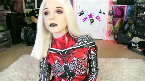 Charming Amateur Camslut Gets Her Tight Pink Pussy Wet