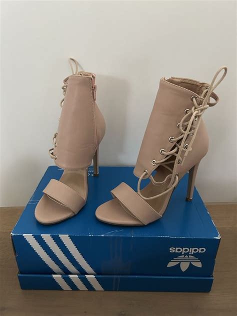 Elegante Sandaletten in nude mit Schnürung Grösse 37 Neu und originalverpackt in Rümlang für