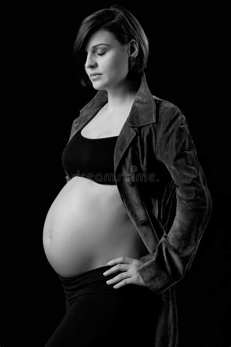 Jeune Femme Enceinte Attirante Avec Le Ventre Nu Sur Le Fond Blanc Smilling Photo Stock Image