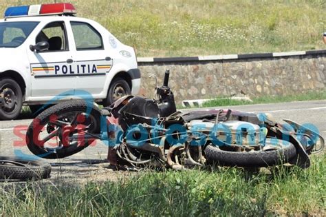 ACCIDENT GRAV la Cucorăni Un mopedist a intrat într o mașină FOTO