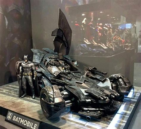 MERCHANDISE New Hot Toys Batman And Batmobile From Justice League R DC Cinematic