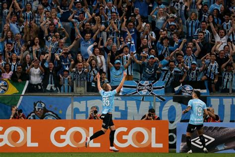 Grêmio vence gol de estreante para manter 2ª posição