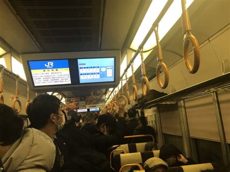 【帰宅難民】jr京都線 桂川駅～西大路駅のポイント故障で電車の中に閉じ込められた乗客に体調不良者発生で救急車要請も降車許可を出さず炎上「線路を