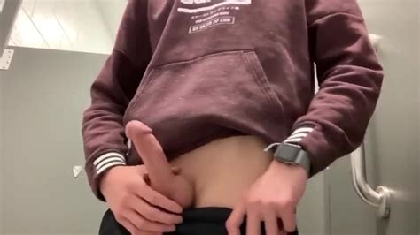 дрочу член в общественном туалете Pornhub Gay