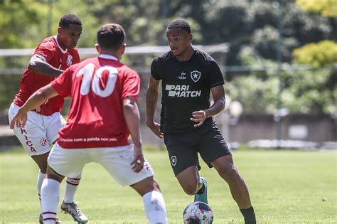 Base Cristiano brilha nos pênaltis Botafogo supera o América e vai à