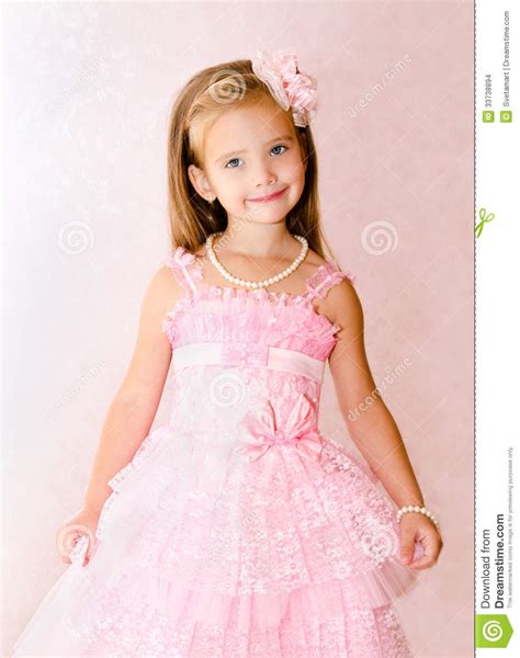 Retrato Da Menina De Sorriso Bonito No Vestido Da Princesa Foto De