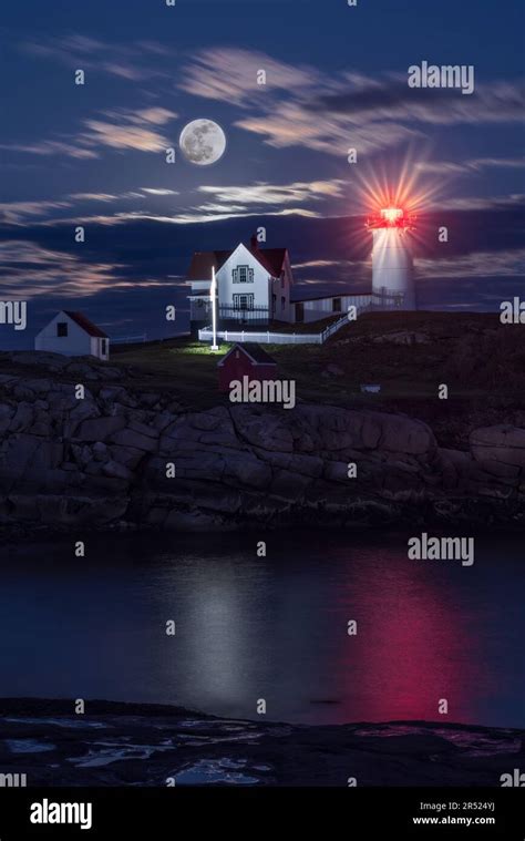 Nubble Hunters Full Moon The Iconic And Historic Nubble Lighthouse In