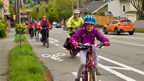 Community organizes to celebrate NE 65th St bike lanes, shows what’s