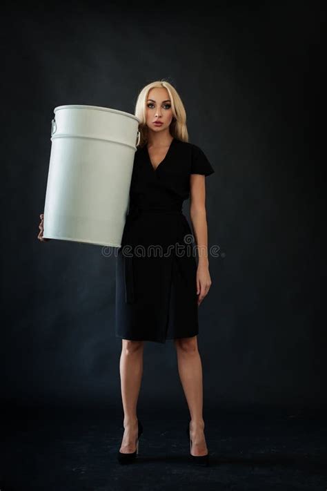 Belle Femme Blonde En Robe Noire Et Barreau Blanc Sur Fond Noir Image Stock Image Du Gens