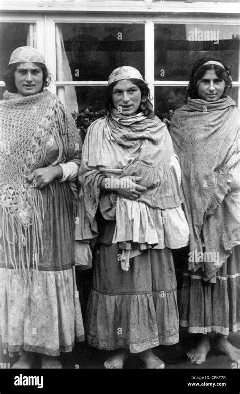 Roma women in Warsaw, 1940 Stock Photo - Alamy