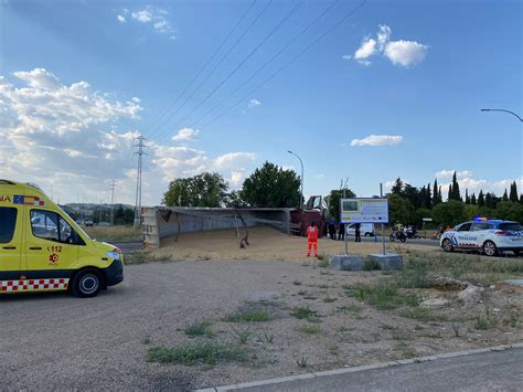 Vuelca un camión en el polígono de Palencia El Norte de Castilla