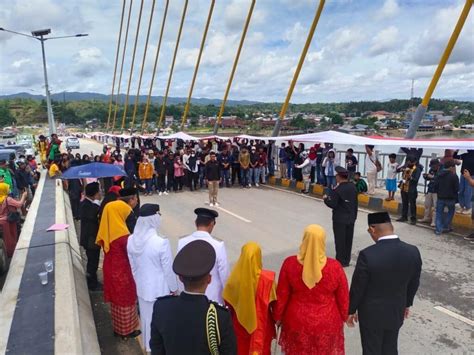 Foto Antusiasme Warga Saat Pengibaran Bendera Merah Putih Di Jembatan