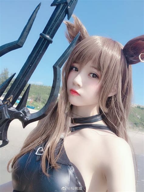 Cosplay 明日方舟 你那件衣服是怎么回事？咦？是我烧破的？但不可能啊，我对自己身体的控制是很完美的大概吧？我抱歉，我很抱歉。 Cosplay 明日方舟 桜桃喵