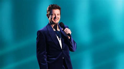 Jeremy Renner Receives Standing Ovation At Peoples Choice Awards