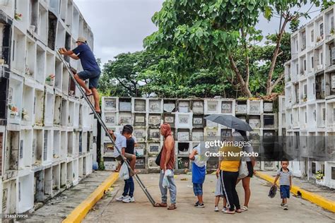 filipinos visit  graves   loved   rizal philippines