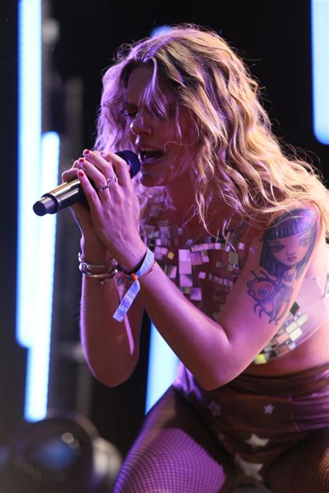 Tove Lo Faz Topless Em Concerto Tomates Podres