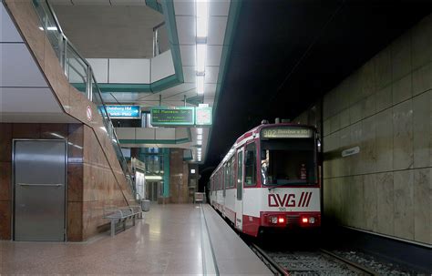 Am Niedrigen Bahnsteigteil Der U Station Duissern In Duisburg