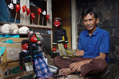 Toto Hadiyanto Salah Satu Perajin Wayang Golek Di Bandung Yang Masih