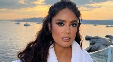 Ans Salma Hayek Affiche Une Silhouette De R Ve En Bikini