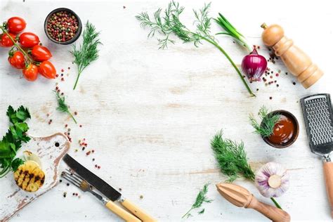 Fondo De Cocina Blanca Tablero De Cocina Verduras Y Especias Sobre Un