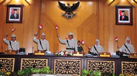 Dewan Dan Wali Kota Eri Cahyadi Nyanyikan Lagu Kebyar Kebyar Saat