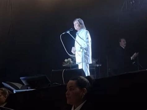 Em Show Roberto Carlos Pede Um Minuto De Aplausos Para Homenagear