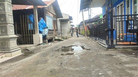 WARGA Tanam Pohon Pisang Di Tengah Jalan Rusak Desa Sei Semayang Kades