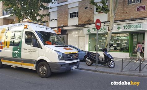 Una mujer afectada por inhalación de humo en Carlos III