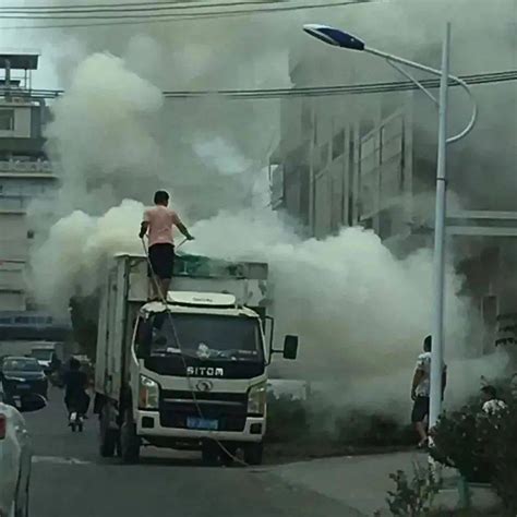 惊险！揭阳某地一辆货车车厢突然起火，现场多图灭火