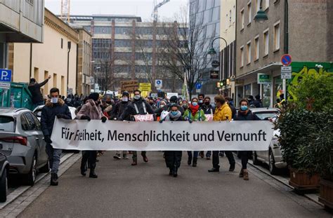 Mehrere Tausend demonstrieren gegen Corona Maßnahmen