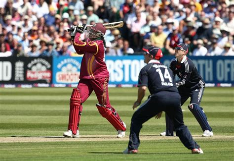 Mashrafe Mortaza runs in hard during practice near Oxford ...