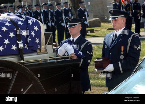 LA Force AÉRIENNE DES ÉTATS UNIS USAF rend hommage à la première