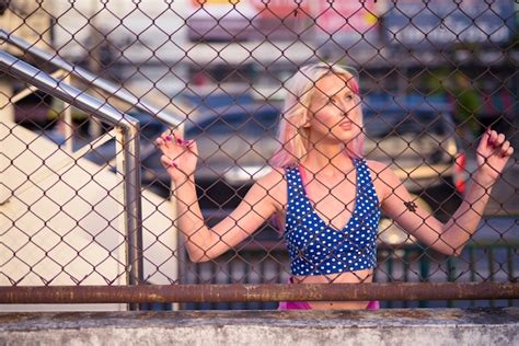 Portrait de jeune belle femme blonde à la découverte des rues de la ville à l extérieur Photo